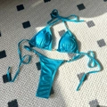 Bikini bleu métallisé avec détails en perles et licou sur fond à carreaux - S / Bleu Lac