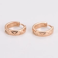 Vista de detalle de pendientes de aro de acero inoxidable oro rosa con diseño de rombos - Oro rosa