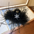 Détail de la pince à cheveux en plumes noires avec flocon en strass et perle élégante - Pince à Cheveux Flocon de Neige en Plumes d'Autruche Noire