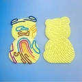 Bärenförmige gelbe Silikon-Sensoriktafel mit bunten 3D-Strukturmustern für Kinder - Kreativer Bärenstil / Gelb