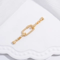 Dettaglio di una chiusura a U dorata con zirconi bianchi per collane e bracciali fai-da-te - Gamba Lunga / Oro