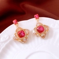Dettaglio ravvicinato di orecchini vintage con gemme rosa e finiture in oro perlato - Corte a Rombo Rosso Rosa Oro (Perno in Argento)