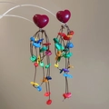Primer plano de aretes de corazón con cuentas de concha coloridas y flecos bohemios - Estilo Bohemio Multicolor Corazón Borla