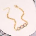 Detalle de pulsera de cadena dorada con tres caras sonrientes de circonitas de colores - Cara Sonriente de Arcoíris (3#)