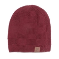 Dettaglio del berretto in maglia bordeaux con motivo a scacchi e patch in pelle marrone - M (56-58cm) / Borgogna