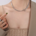 Collar de plata con cierre OT y circonitas con anillo a capas en modelo con traje - 40CM / Color Acero