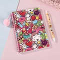 Detalle del cuaderno de espiral de unicornio con portada de garabatos y pompón de peluche - Unicornio de Ensueño Rosa