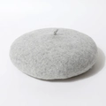 Detailopname van een minimalistische grijze wollen vilt baret met een klassiek steeltje. - Eén maat / Lichtgrijs