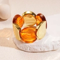 Dettaglio del bracciale elastico con blocchi in metallo dorato e resina ambrata - Caffè Scuro