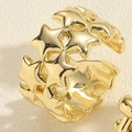 Macro-detail van de vergulde sterring met gepolijste afwerking op lederen basis - Ster Ring / Goud