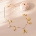 Collana placcata oro 18k con perla d'acqua dolce, ciondoli a stella marina e lettera A - Lettera A