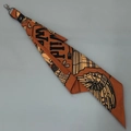 Detail eines orangefarbenen Baumwollanhängers mit Wild-West-Druck und Metallverschluss - Schal-Anhänger / Brauner Cowboy mit Ring