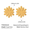 Detailansicht der Größe von goldenen Blumenohrringen mit strukturierten Blättern - Goldener Blumenstil (YYE025210)