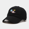 Détail de broderie planète colorée sur casquette de baseball en coton noir avec visière - Noir