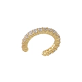 Dettaglio macro del polsino dorato a forma di C con micro-pavé di zirconi lucidi - VE693 (1 Paio) / Oro