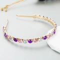 Dettaglio di cerchietto barocco dorato con strass in cristallo viola, rosa e trasparenti - Viola Multi