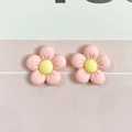 Dettaglio di orecchini a fiore in resina rosa con centro giallo su tessuto testurizzato - 04# Rosa 2*2cm