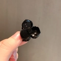 Piccola molletta per capelli a forma di fiore nero lucido per acconciature a coda alta - Trifoglio / Nero