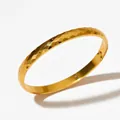 Bracciale rigido in acciaio inossidabile placcato oro con trama martellata a diamante - 6mm (KAS1045) / Oro