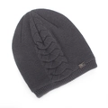 Detalle del gorro de punto gris oscuro con patrón de trenzas y placa metálica - Talla única / Gris