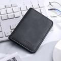 Portafoglio sottile in pelle nera con logo Besings e cuciture eleganti su scrivania - Nero
