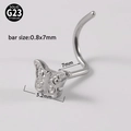 Macro-opname van G23 titanium vlinder neuspiercing met afmetingen 0,8x7mm en 5,2mm breedte - Vlinder / 0.8x7mm