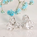 Makroaufnahme von silbernen Perlkappen in Blütenform mit Strasssteinen für DIY-Schmuck - 6mm / Welliges Silber