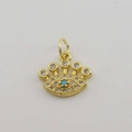 Dettaglio macro del ciondolo Occhio del Diavolo placcato oro 18K con zirconi e pietra blu - Occhio del Diavolo in Diamante Stella Blu Cielo