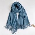 Morbida sciarpa blu effetto cashmere con classiche frange su sfondo bianco pulito - Blu Navy