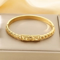 Dettaglio del bracciale dorato con trama a catena e placca centrale incisa decorativa - Stile Catena a Consistenza Rettangolare (KB202827-SP)