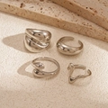 Detailansicht der 4-teiligen silbernen Ring-Kollektion mit flüssigen Metallformen - Silberner Wassertropfen (4er-Set)