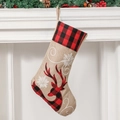 Weihnachtsstrumpf aus Leinen mit Rentier-Stickerei und Karomuster am weißen Kamin aufgehängt - Rentier Weihnachtssocke