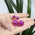 Boucles d'oreilles double perle rouge rose avec une finition métallique miroir - Rose rouge
