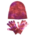 Detail von Batik-Strickmütze und Touchscreen-Handschuhen mit Rippenstruktur in Violett-Rot - Tie-Dye Rot