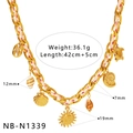 Vista dettagliata della collana in corda colorata con ciondoli a conchiglia e tartaruga - Collana Tema Mare a Corda Intrecciata Rosa Bianco Catena Oro(NB-N1339)