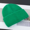 Primer plano detallado del gorro de punto verde vibrante con textura de lana gruesa - Verde Hierba