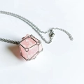 Collier en quartz rose naturel avec cage en métal argenté et chaîne à mailles fines - Quartz rose