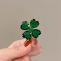 Broche trèfle élégante avec gemmes vert émeraude et finition de base dorée luxueuse - Style Trèfle à Quatre Feuilles (0134)