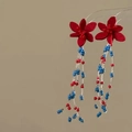 Orecchini a fiore fatti a mano con petali rossi e frange di perline blu vivaci - Orecchini a Nappina con Fiori (Ago d'Argento) / Blu E Rosso