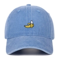 Gros plan sur la broderie de banane sur une casquette de baseball en denim délavé bleu - Rose bonbon