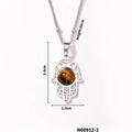Detailansicht des Hamsa-Hand-Anhängers mit Tigerauge-Stein und 50 cm langer Kugelkette - Silberner Stil (N00912-2)