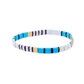 Detail eines böhmischen Stretch-Perlenarmbands mit blauen, lila und goldenen flachen Perlen - Blau Weiß Lila Gold