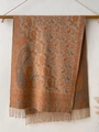 Detail eines Schals mit Paisleymuster in Orange und Grau mit Fransen am Holzstab - 70*180cm / T139-02 Orange Grau