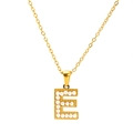 Halskette aus Titanstahl in Gold mit E-Buchstaben-Anhänger und feinen weißen Perlen - Buchstabe E (SP723G-E)