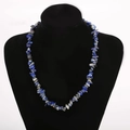Collana con scaglie di lapislazzuli naturali su espositore per gioielli in velluto nero - Blu Scuro/Lapislazzuli