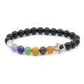 Vulkanstein-Hamsa-Hand-Armband mit bunten Chakra-Perlen auf einem weißen Hintergrund - Imitat Schwarzer Achat Hamsa Armband