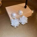 Silver needle flower earrings with pearls and tassels in white resin and diamond accents - Style 60 (White)
