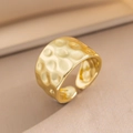Minimalistischer vergoldeter Ring mit Hammerschlag-Textur und verstellbarer Öffnung - Goldene Breite Schiene (669)