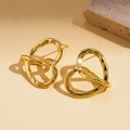 Dettaglio degli orecchini a cuore irregolari placcati oro 18k con superficie testurizzata - Oro