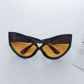 Occhiali da sole cat-eye neri oversize con lenti arancioni e dettaglio a cuore - Arancione Nero